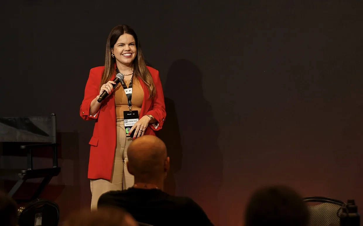 Luana Dias no palco falando para empresários do ramo gráfico