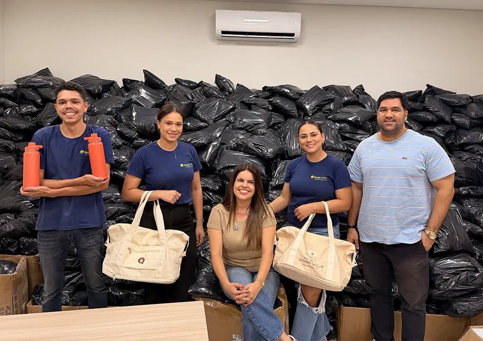 Luana Dias com sua equipe na gráfica