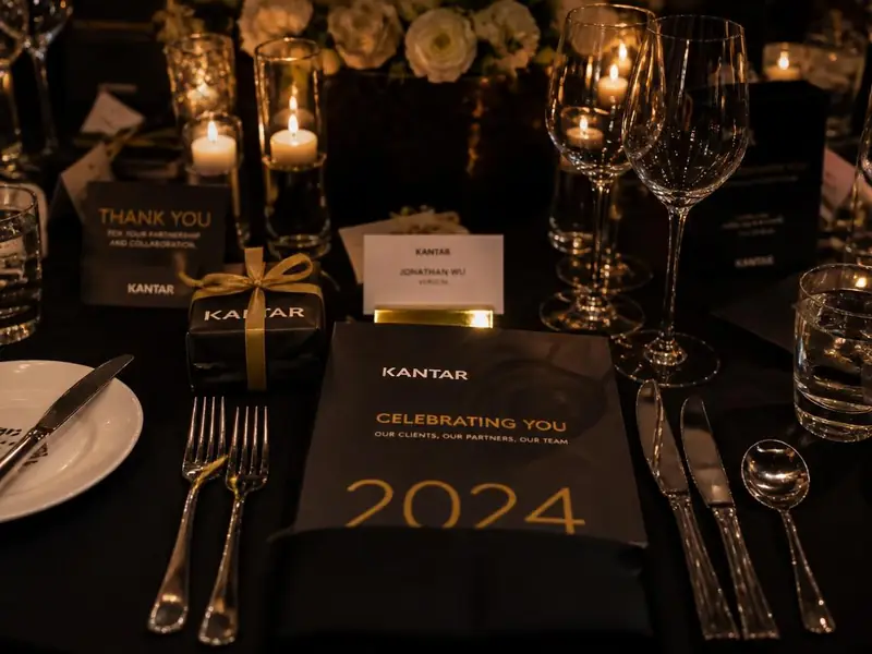 Mesa de evento corporativo com materiais impressos