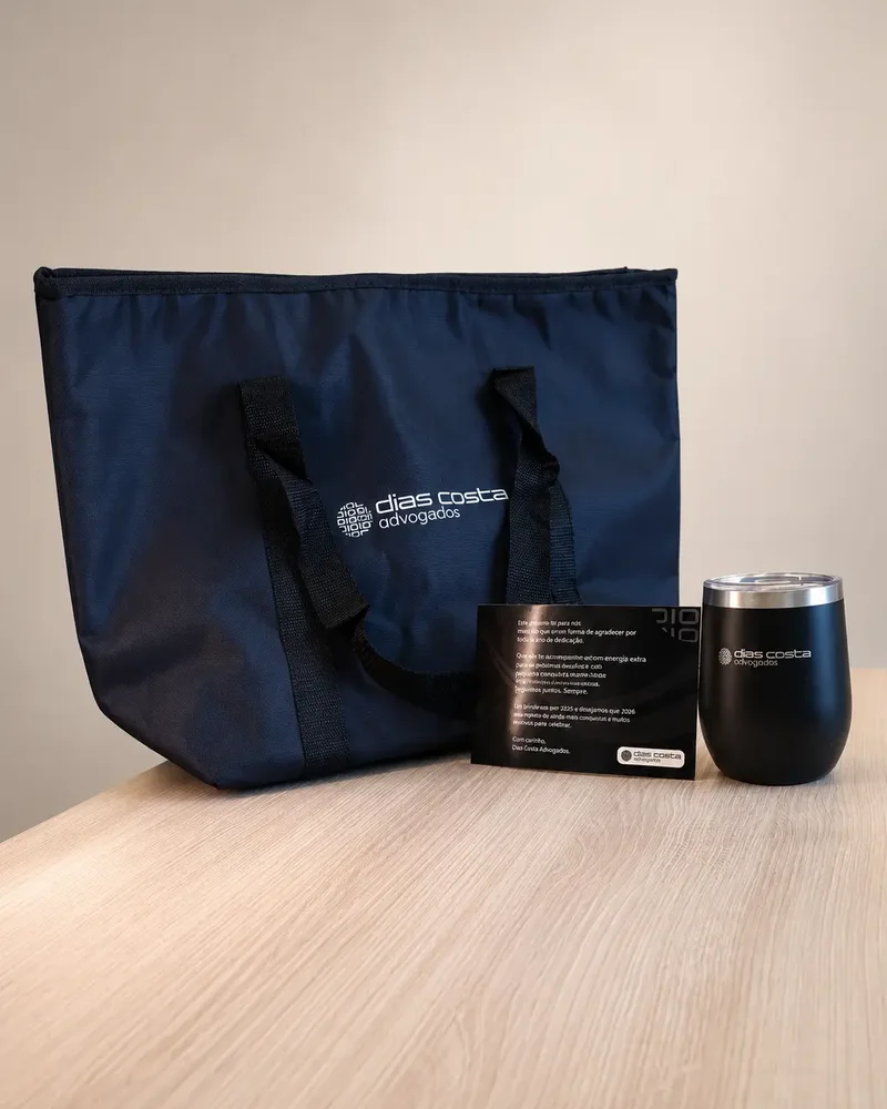 Bolsa térmica, copo e cartão personalizados para empresa