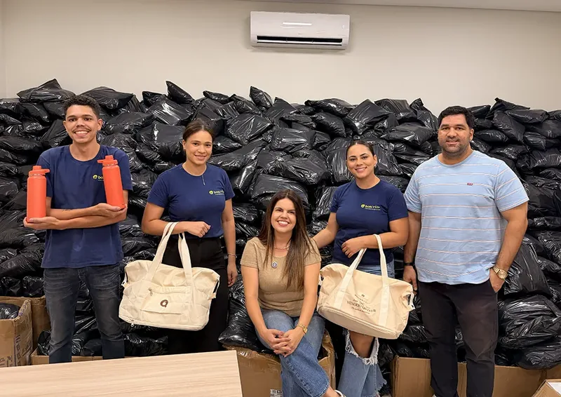 Luana Dias com sua equipe na gráfica